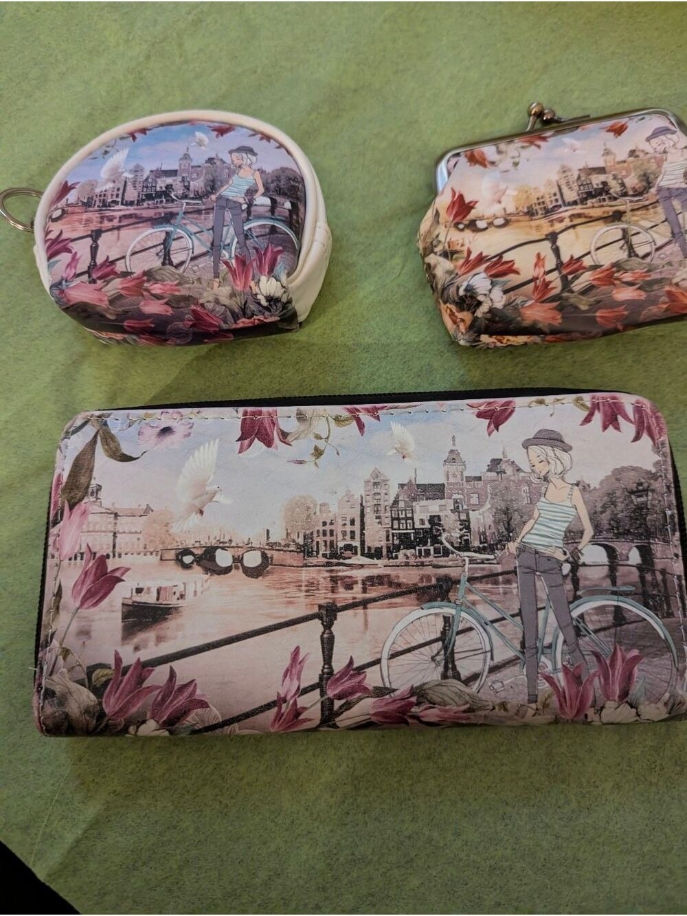 Robin Ruth - Amsterdam Scarlet Zippered Tote, Wallet,  and 2 coin purses - Picture 4 of 16